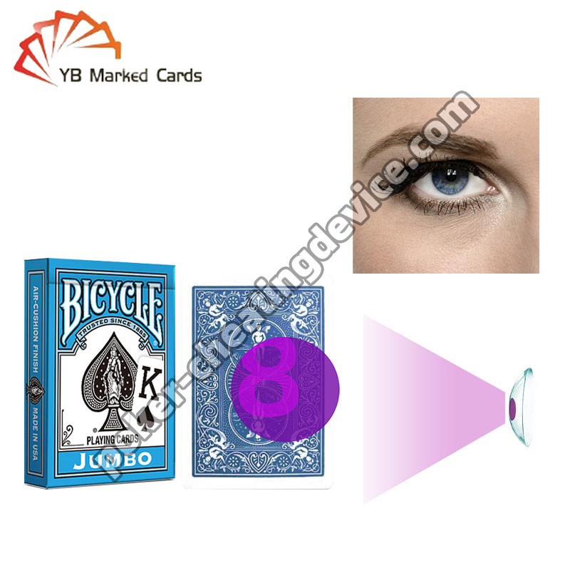 Đạp xe đằng sau thẻ đánh dấu chữ lớn màu xanh dương cho kính áp tròng IR