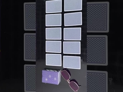 Những tấm thẻ được đánh dấu Kính nhìn qua các thẻ chơi và tiết lộ các dấu hiệu ẩn