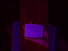 Kính tiếp xúc hồng ngoại để nhìn thấy các thẻ được đánh dấu