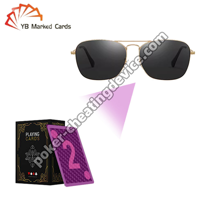 Kính nắng hồng ngoại nhìn qua thẻ và giành được lợi thế trong trò chơi poker